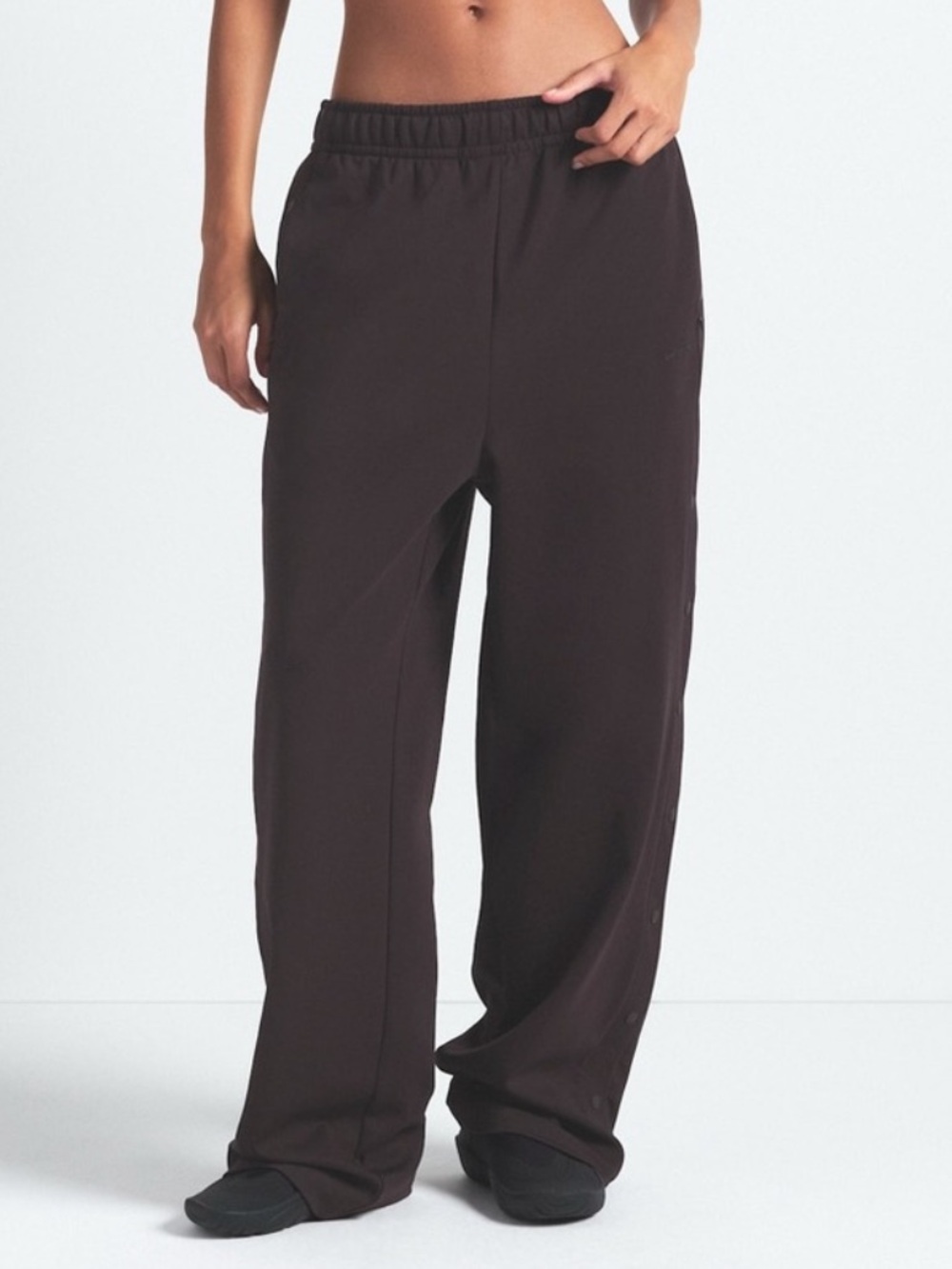 NikeSKIMS Matte Tricot
Women's Side-Snap Pants color dark roast